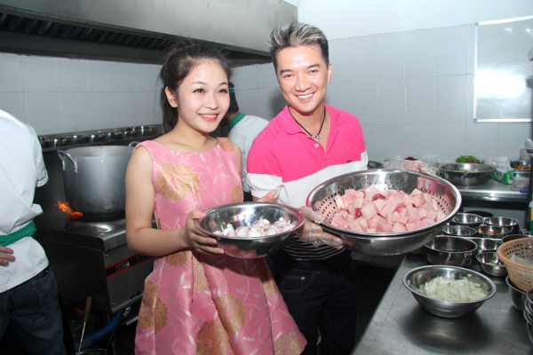 Hôm qua (4/8), Đàm Vĩnh Hưng đã bay ra Hà Nội để trổ tài nấu nướng tại một nhà hàng do bạn thân anh làm chủ. Cô học trò Ngọc Trâm cũng theo ra phụ giúp thầy Hưng. Hôm qua (4/8), Đàm Vĩnh Hưng đã bay ra Hà Nội để trổ tài nấu nướng tại một nhà hàng do bạn thân anh làm chủ. Cô học trò Ngọc Trâm cũng theo ra phụ giúp thầy Hưng.