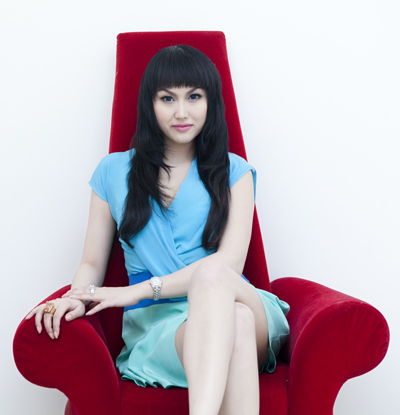 Tuy nhiên một thời gian ngắn sau đó cô lại trở về đậm chất Việt với mái tóc đen tuyền Tuy nhiên một thời gian ngắn sau đó cô lại trở về đậm chất Việt với mái tóc đen tuyền