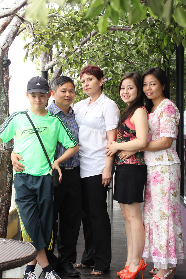 Cả gia đình về cổ vũ cho Thủy