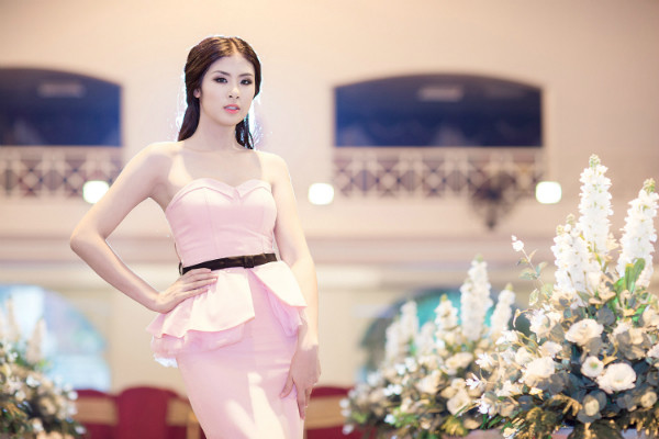 Có thể do cô cũng là một nhà thiết kế nên Ngọc Hân biết cách lựa chọn trang phục phù hợp với vóc dáng của mình.
