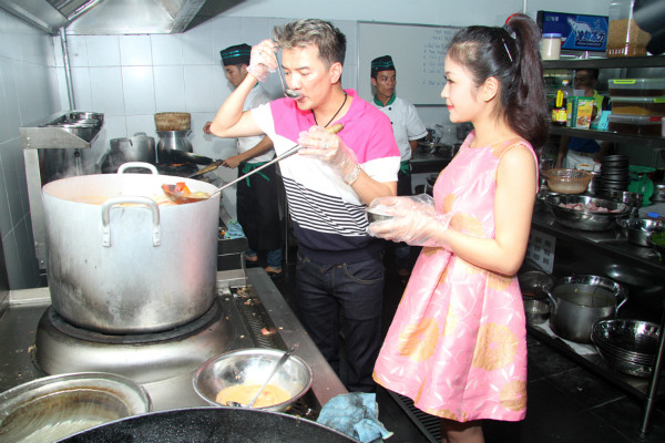 Đàm Vĩnh Hưng thể hiện tài nấu nướng như một đầu bếp chuyên nghiệp Đàm Vĩnh Hưng thể hiện tài nấu nướng như một đầu bếp chuyên nghiệp