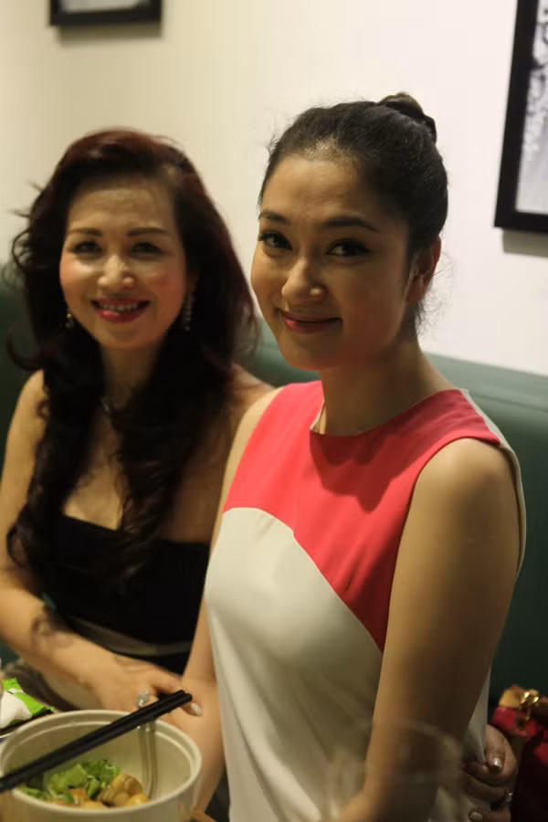 Hoa hậu Nguyễn Thị Huyền cũng đến thưởng thức tay nghề của Đàm Vĩnh Hưng