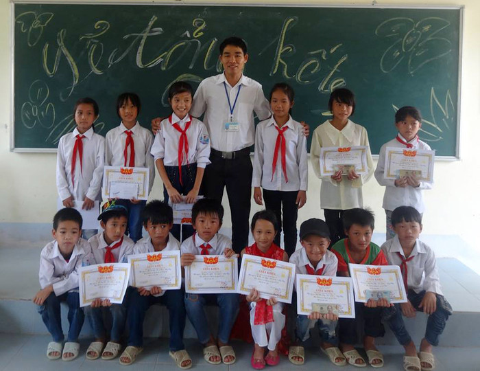 Thầy giáo Sằn luôn miệt mài cắm bản, dạy chữ cho trẻ em vùng cao huyện Bình Liêu (Ảnh nhân vật cung cấp).