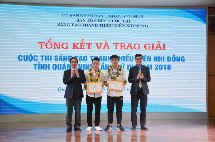 Ban tổ chức trao giải nhất cho học sinh Trường Trung học phổ thông Uông Bí. (Ảnh: Báo Quảng Ninh) Ban tổ chức trao giải nhất cho học sinh Trường Trung học phổ thông Uông Bí. (Ảnh: Báo Quảng Ninh)