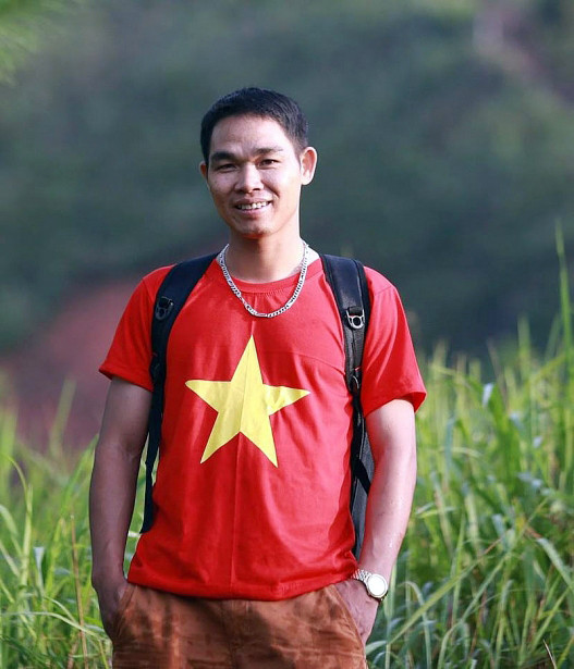 Thầy giáo Hoàng Văn Sằn còn được nhiều người biết đến là hướng dẫn viên du lịch đặc biệt ở vùng cao huyện Bình Liêu (Ảnh nhân vật cung cấp).