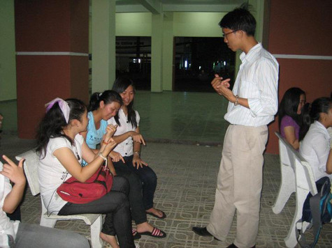 “Thầy” Danh giúp các bạn ôn bài. “Thầy” Danh giúp các bạn ôn bài.