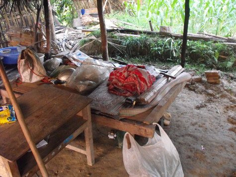 Chiếc giường là đồ đạc duy nhất trong căn nhà của chị Chiếc giường là đồ đạc duy nhất trong căn nhà của chị