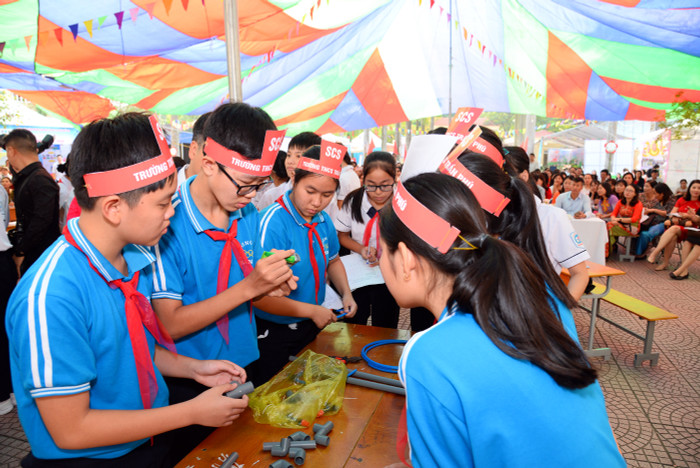 Các em học sinh thiết kế hệ thống tưới rau thông minh bán tự động (Ảnh: Lã Tiến) Các em học sinh thiết kế hệ thống tưới rau thông minh bán tự động (Ảnh: Lã Tiến)