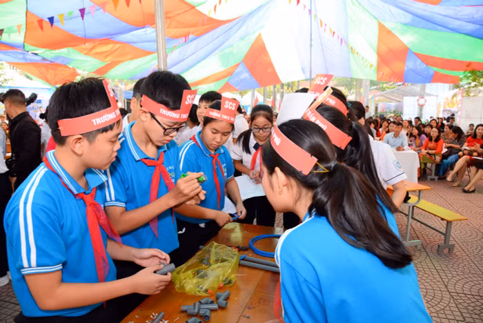 Các em học sinh thiết kế hệ thống tưới rau thông minh bán tự động (Ảnh: Lã Tiến) Các em học sinh thiết kế hệ thống tưới rau thông minh bán tự động (Ảnh: Lã Tiến)