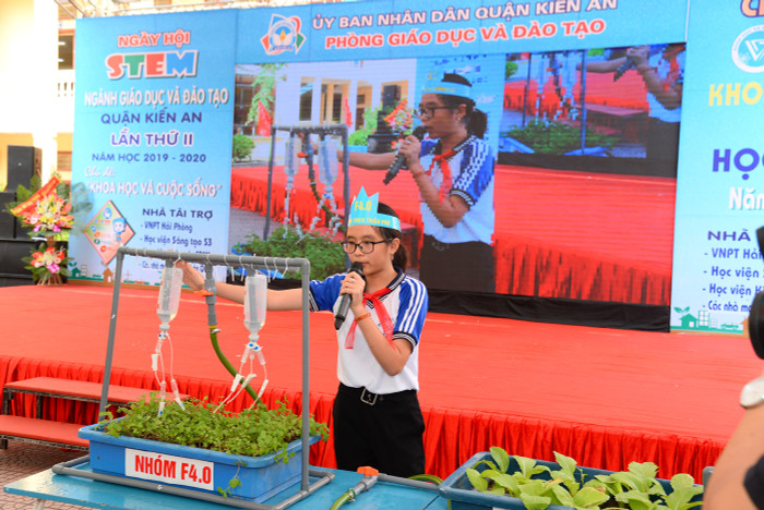 Các em học sinh thiết kế hệ thống tưới rau thông minh bán tự động (Ảnh: Lã Tiến) Các em học sinh thiết kế hệ thống tưới rau thông minh bán tự động (Ảnh: Lã Tiến)