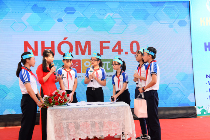 Các em học sinh lớp 8B1 trình bày việc thực hiện các nội dung tại chuyên đề (Ảnh: Lã Tiến) Các em học sinh lớp 8B1 trình bày việc thực hiện các nội dung tại chuyên đề (Ảnh: Lã Tiến)