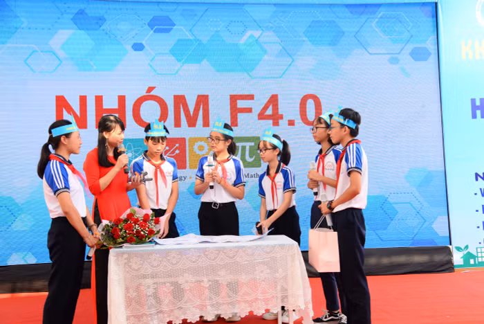 Các em học sinh lớp 8B1 trình bày việc thực hiện các nội dung tại chuyên đề (Ảnh: Lã Tiến) Các em học sinh lớp 8B1 trình bày việc thực hiện các nội dung tại chuyên đề (Ảnh: Lã Tiến)