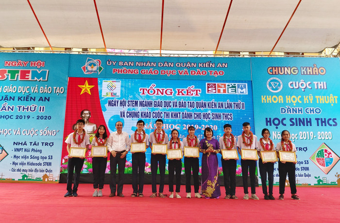 Ban tổ chức Ngày hội STEM ngành Giáo dục và Đào tạo quận Kiến An trao thưởng 4 học sinh của Trường Trung học cơ sở Trần Phú đạt giải nhất Khoa học kỹ thuật cấp quận (Ảnh: Lã Tiến) Ban tổ chức Ngày hội STEM ngành Giáo dục và Đào tạo quận Kiến An trao thưởng 4 học sinh của Trường Trung học cơ sở Trần Phú đạt giải nhất Khoa học kỹ thuật cấp quận (Ảnh: Lã Tiến)