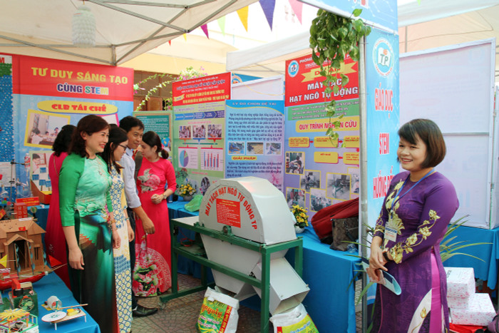 Lãnh đạo Phòng Giáo dục và Đào tạo quận Kiến An, các nhà trường tham dự chuyên đề (Ảnh: Lã Tiến) Lãnh đạo Phòng Giáo dục và Đào tạo quận Kiến An, các nhà trường tham dự chuyên đề (Ảnh: Lã Tiến)