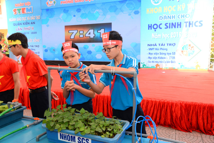 Các em học sinh thiết kế hệ thống tưới rau thông minh bán tự động (Ảnh: Lã Tiến) Các em học sinh thiết kế hệ thống tưới rau thông minh bán tự động (Ảnh: Lã Tiến)