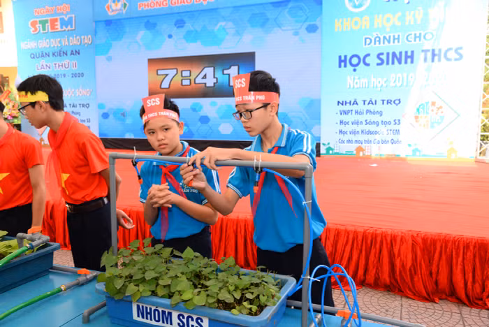 Các em học sinh thiết kế hệ thống tưới rau thông minh bán tự động (Ảnh: Lã Tiến) Các em học sinh thiết kế hệ thống tưới rau thông minh bán tự động (Ảnh: Lã Tiến)