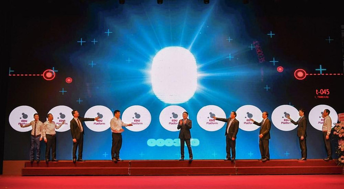 Lãnh đạo thành phố Hải Phòng, Sở Giáo dục và Đào tạo nhấn nút khai trương trục tích hợp chia sẻ dữ liệu ngành giáo dục (Ảnh: Lã Tiến) Lãnh đạo thành phố Hải Phòng, Sở Giáo dục và Đào tạo nhấn nút khai trương trục tích hợp chia sẻ dữ liệu ngành giáo dục (Ảnh: Lã Tiến)