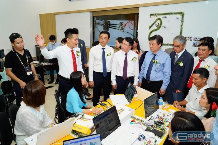 Các đại biểu ngành giáo dục trao đổi về công tác chuyển đổi số tại Trung tâm Giáo dục thường xuyên Hải Phòng (Ảnh: Lã Tiến) Các đại biểu ngành giáo dục trao đổi về công tác chuyển đổi số tại Trung tâm Giáo dục thường xuyên Hải Phòng (Ảnh: Lã Tiến)