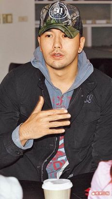 Hoàng Chí Vỹ chia sẻ về chuyện tình với cô gái vị thành niên đang làm anh đau đầu. Hoàng Chí Vỹ chia sẻ về chuyện tình với cô gái vị thành niên đang làm anh đau đầu.