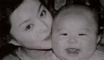 Hai chị em họ Phạm những năm 2000.