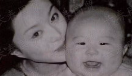 Hai chị em họ Phạm những năm 2000.