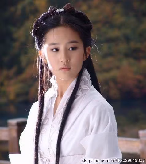 Tiểu Long Nữ trong trắng, thánh thiện của Lưu Diệc Phi trong Thần Điêu Đại Hiệp.