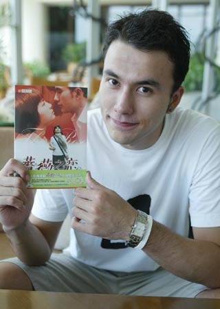 Hoàng Chí Vỹ bên bìa đĩa phim The Rose. Hoàng Chí Vỹ bên bìa đĩa phim The Rose.