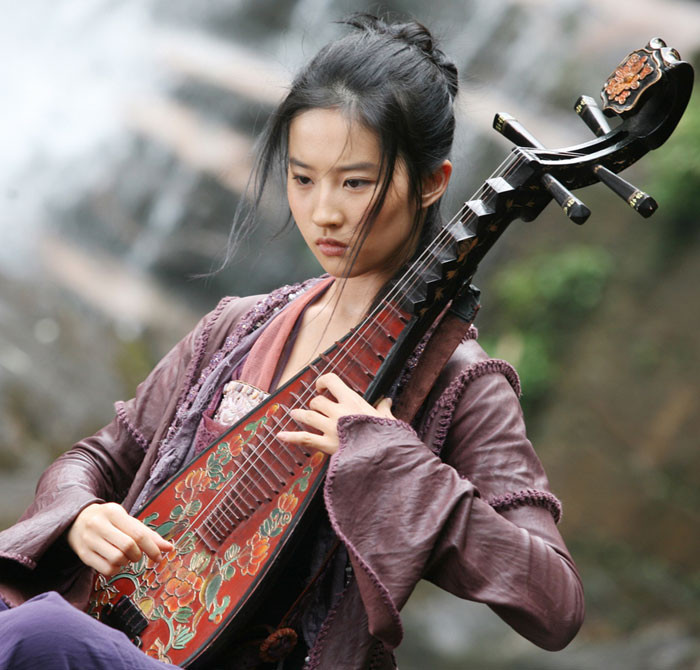 Tạo hình đả nữ Kim Yến Tử trong phim Vua kungfu khi dữ dội mạnh mẽ, lúc lại dịu dàng nhu mì.