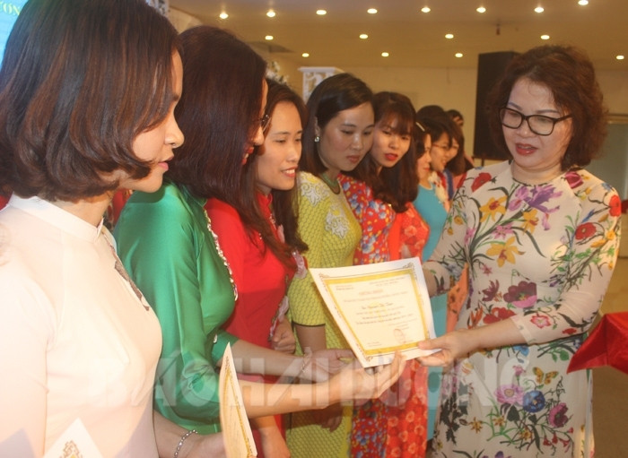 Lãnh đạo Sở Giáo dục và Đào tạo Hải Dương trao giấy chứng nhận cho các giáo viên (Ảnh: Báo Hải Dương) Lãnh đạo Sở Giáo dục và Đào tạo Hải Dương trao giấy chứng nhận cho các giáo viên (Ảnh: Báo Hải Dương)