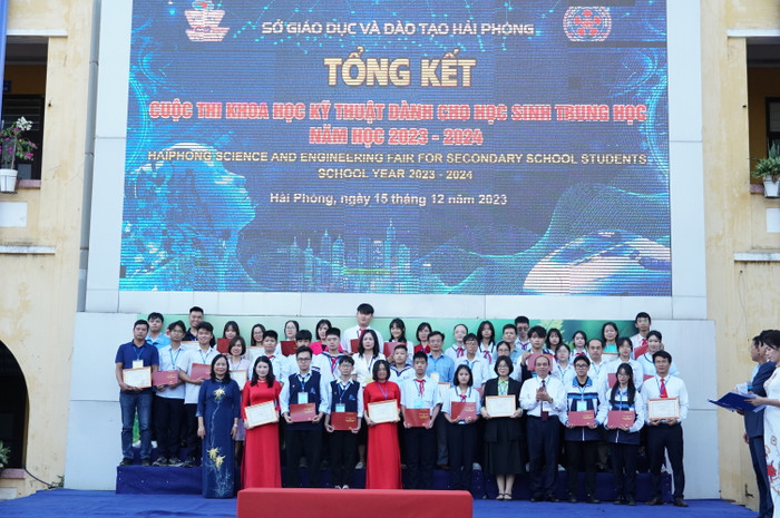 Ban tổ chức trao giấy chứng nhận cho các dự án đạt giải Nhì (Ảnh: Lã Tiến)