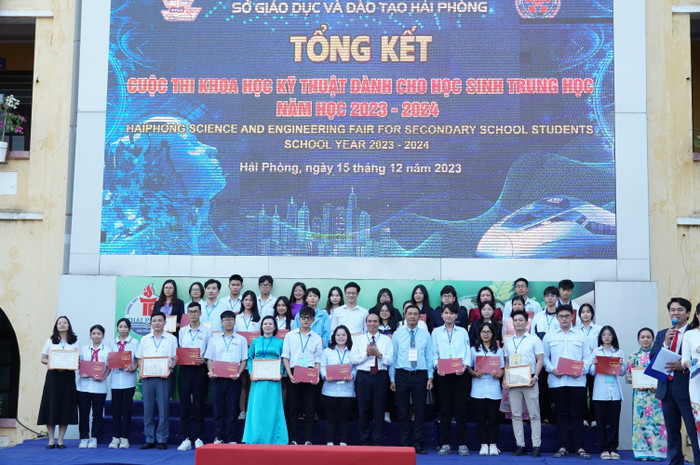 Lãnh đạo Sở Giáo dục và Đào tạo trao giấy chứng nhận cho 13 dự án đạt giải Nhất (Ảnh: Lã Tiến)