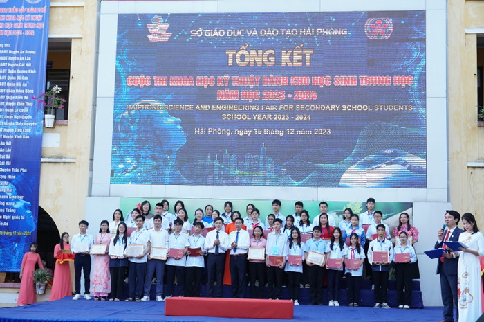 Ban tổ chức trao giấy chứng nhận cho các dự án đạt giải Ba (Ảnh: Lã Tiến)