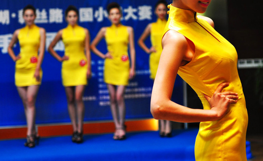 Các thí sinh với trang phục áo xường xám truyền thống của người Trung Hoa trong một đêm thi trước đó.