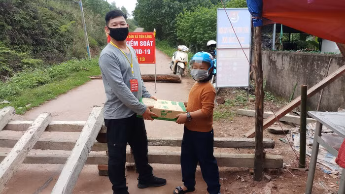 Em Tô Minh Quân trực tiếp trao tận tay các vỉ sữa cho lực lượng làm nhiệm vụ kiểm soát dịch trên địa bàn xã Tiên Lãng (Ảnh: CTV) Em Tô Minh Quân trực tiếp trao tận tay các vỉ sữa cho lực lượng làm nhiệm vụ kiểm soát dịch trên địa bàn xã Tiên Lãng (Ảnh: CTV)