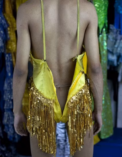 Phục trang của một nghệ sĩ đồng tính.