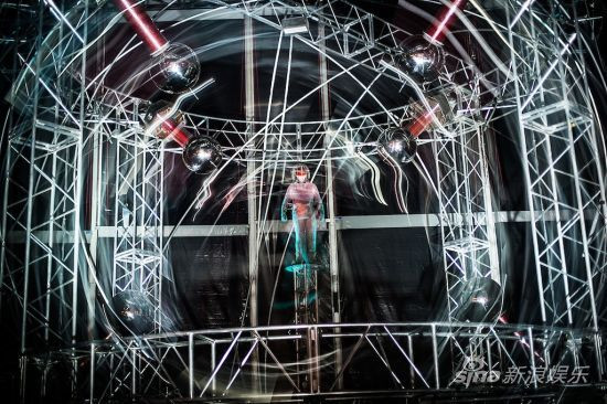 Ảo thuật gia David Brian đứng trong một quả cầu sắt phát ra nguồn điện 1 triệu volt. Ảnh. Sina. Ảo thuật gia David Brian đứng trong một quả cầu sắt phát ra nguồn điện 1 triệu volt. Ảnh. Sina.