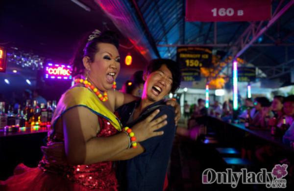 Màn biểu lộ tình cảm của một du khách với nghệ sỹ đồng tính.