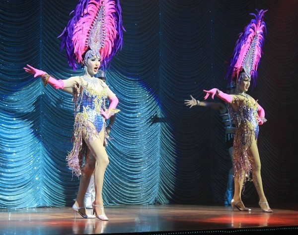 Không ai nghĩ những nghệ sĩ đang biểu diễn trên sân khấu này từng là đàn ông.