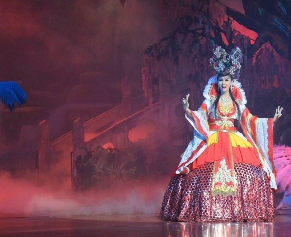 Xuất hiện xinh đẹp, lộng lẫy với trang phục kín đáo.