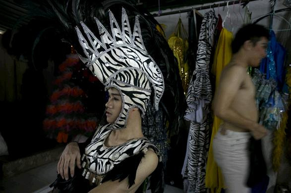 Nghỉ ngơi trong lúc chờ biểu diễn.