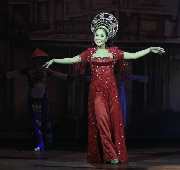 Có những phần thi thời trang, ca hát bằng nhiều ngôn ngữ như Anh, Pháp, Tây Ban Nha, Trung Quốc, Việt Nam, Nhật Bản, Hàn Quốc... để phục vụ cho khách từ các quốc gia có cảm giác gần gũi.