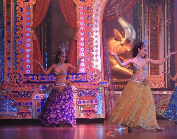 Hoặc xuất hiện bằng những vũ điệu gợi cảm phục vụ du khách.