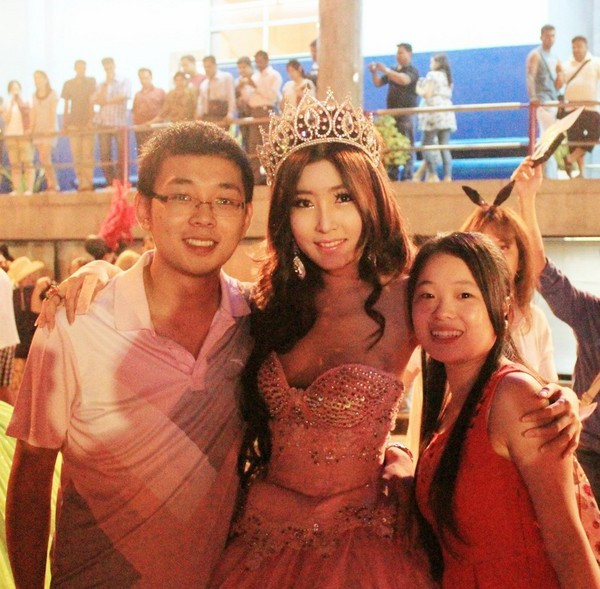 Nhiều khách du lịch từ các quốc gia khác khi đến xem buổi trình diễn của các nghệ sỹ đồng tính đều muốn chụp ảnh lưu niệm cùng họ.