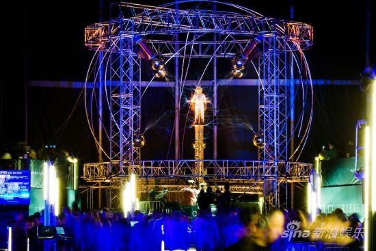 Hàng ngàn người dân New York trực tiếp cùng rất nhiều người ở 5 quốc gia cùng xem buổi trình diễn chết người trong suốt 72 giờ đồng hồ của David Brian. Ảnh. Sina. Hàng ngàn người dân New York trực tiếp cùng rất nhiều người ở 5 quốc gia cùng xem buổi trình diễn chết người trong suốt 72 giờ đồng hồ của David Brian. Ảnh. Sina.