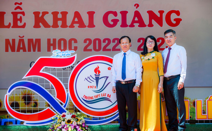 Ban giám hiệu Trường Trung học phổ thông Cát Bà hiện nay (Ảnh: TT) Ban giám hiệu Trường Trung học phổ thông Cát Bà hiện nay (Ảnh: TT)
