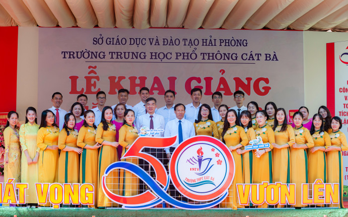 Đội ngũ cán bộ, giáo viên Trường Trung học phổ thông Cát Bà tâm huyết, yêu nghề (Ảnh: TT) Đội ngũ cán bộ, giáo viên Trường Trung học phổ thông Cát Bà tâm huyết, yêu nghề (Ảnh: TT)