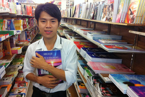 Trung và cuốn sách nhạc lần đầu tiên em được sở hữu. Ảnh : HG.