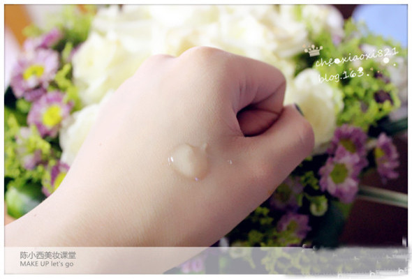 Sau đó, dùng kem dưỡng da bôi một lớp mỏng.