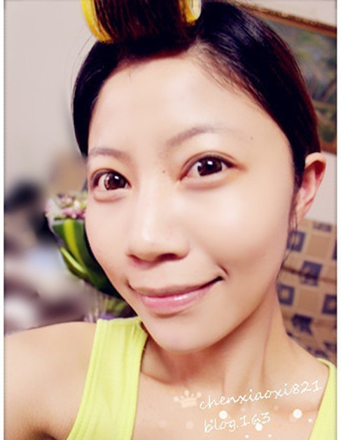 Tiếp đó dùng kem nền phù hợp với da bôi đều lên mặt. Chú ý chỉ nên bôi lớp mỏng để da không bị dày.