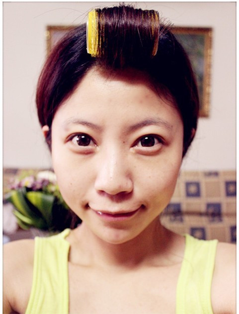 Gương mặt mộc không có gì nổi trội. Đầu tiên cần cặp tóc gọn gàng, tránh để những sợi tóc rối lòa xòa gây trở ngại khi trang điểm. Bạn rửa mặt thật sạch, sau đó thấm bằng khăn mềm, để mặt khô ráo.